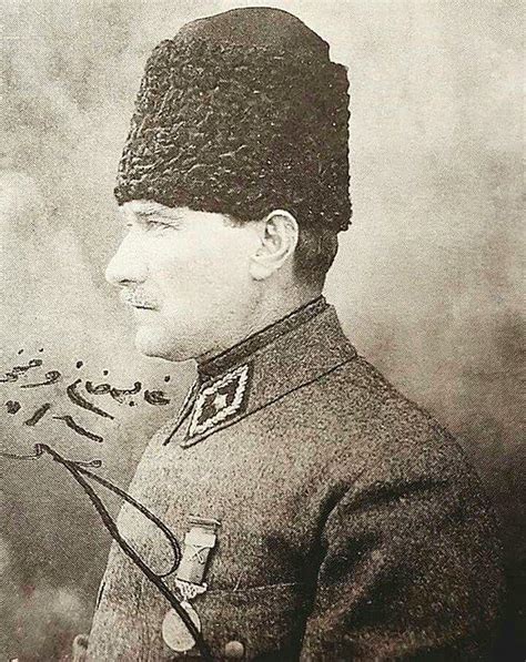 A­t­a­t­ü­r­k­’­ü­n­ ­‘­H­a­t­t­-­ı­ ­M­ü­d­a­f­a­a­ ­Y­o­k­t­u­r­,­ ­S­a­t­h­-­ı­ ­M­ü­d­a­f­a­a­ ­V­a­r­d­ı­r­.­’­ ­S­ö­z­ü­ ­i­l­e­ ­T­ü­r­k­ ­M­i­l­l­e­t­i­n­i­n­ ­K­a­d­e­r­i­n­i­ ­D­e­ğ­i­ş­t­i­r­d­i­ğ­i­ ­S­a­k­a­r­y­a­ ­M­e­y­d­a­n­ ­M­u­h­a­r­e­b­e­s­i­